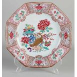 Chinesische Porzellanfamilie Rose Platte des 19. Jahrhunderts. Achteckig mit Blumen- / Wertsachen-