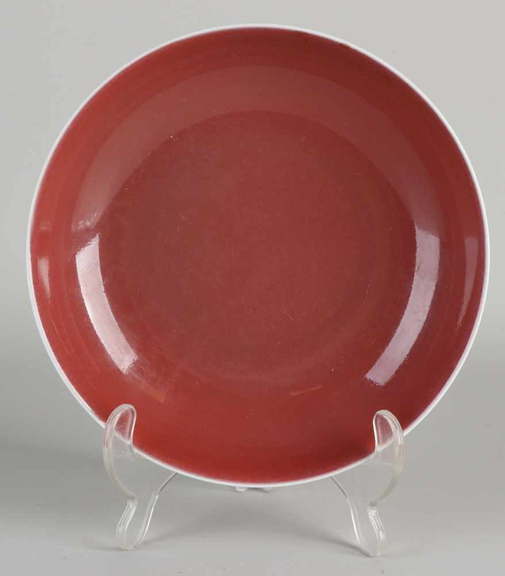 Chinesischer Porzellanteller mit roter Glasur. Mit unterer Markierung. Abmessungen: H 4,5 x Ø 18,