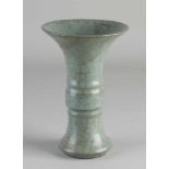 Trompetenförmige chinesische Porzellan-Seladon-Vase mit grauer Knisternglasur. Abmessungen: H 18 c