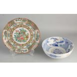 Zweimal chinesisches Porzellan. Bestehend aus; Blaue und weiße Schale, Blumen- / Landschaftsdekor