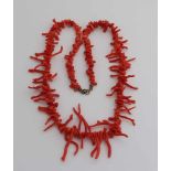 Farbverlauf Halskette aus roten Korallenzweigen, 8-35 mm, mit einem doppelten Federauge. Länge 61