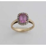 Ring, 416/000, mit Diamant und rosa Saphir. Ring mit einem rechteckigen facettierten rosa Saphir,