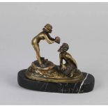 Jugendstil erotische Bronzefigur auf Marmorsockel. Auf Knopfdruck verwandelt sich die nackte Dame