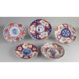 Fünf japanische Imari-Porzellanteller aus dem 19. Jahrhundert mit Blumendekor. Verschiedene.