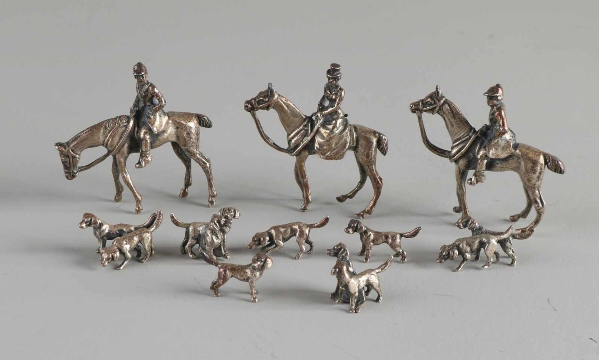 Silberne Miniaturen, 925/000, Jagdszene, mit 3 Pferden mit Reitern und 7 Miniaturen mit Hunden. 4