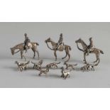 Silberne Miniaturen, 925/000, Jagdszene, mit 3 Pferden mit Reitern und 7 Miniaturen mit Hunden. 4