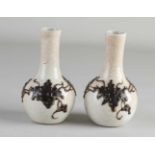 Zwei kleine antike chinesische Porzellanvasen mit weißer Knisternglasur und verzierter brauner