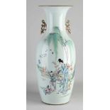 Family Rose Vase aus chinesischem Porzellan aus dem 19. Jahrhundert mit Figuren in Landschafts- /