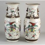 Zwei große chinesische kantonesische Vasen mit Kriegerdekoration. Polychrom. Mit unterer Markieru