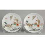 Zwei seltene chinesische Porzellan Family Rose Teller mit Figuren / Vögeln / Fledermaus und