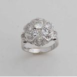 Spezieller Rosettenring aus Weißgold, 750/000, mit Diamant. Ring mit einer Fantasy-Rose, besetzt m