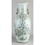 Family Rose Vase aus chinesischem Porzellan aus dem 19. Jahrhundert mit Figuren in Landschafts- /