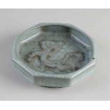 Achteckige chinesische Porzellan-Seladon-Wasserschale. Mit Drachendekor. Größe: 4 x 15,5 x 15,5