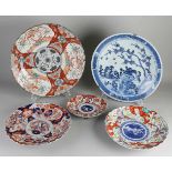 Fünf antike japanische Porzellanschalen mit verschiedenen Dekorationen. 19. Jahrhundert. Größe: