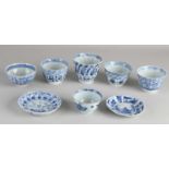 Acht verschiedene chinesische Porzellantassen und Untertassen aus dem 18. bis 19. Jahrhundert.