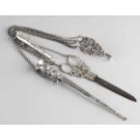 Silber Chatelaine mit Rockhaken, Stricknadelhalter, Nadeletui und Schere, 833/000. Rockhaken mit