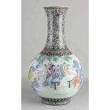 Fein dekorierte chinesische Porzellan Family Rose Vase mit Kaiser / Figuren im Gartendekor. Mit