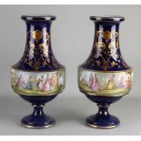 Zwei große antike französische Porzellanvasen mit handgemalter Landschaft / Figuren und Golddekor.