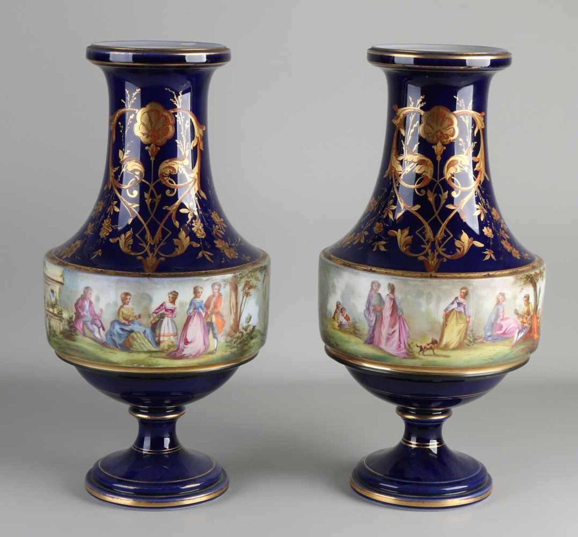 Zwei große antike französische Porzellanvasen mit handgemalter Landschaft / Figuren und Golddekor.