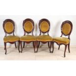 Vier antike Horrix Biedermeier Stühle aus Mahagoni mit geschnitztem Wappen. Ca. 1860. Abmessungen: