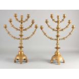 Zwei schwere jüdische 7-Licht-Kerzenleuchter aus antiker Bronze mit Text, jüdische Sterne usw. Um
