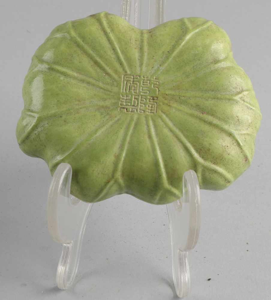 Chinesische Porzellan-Wasserschale in Seerosenblattform. Mit grüner Glasur und Bodenmarkierung. - Image 3 of 3
