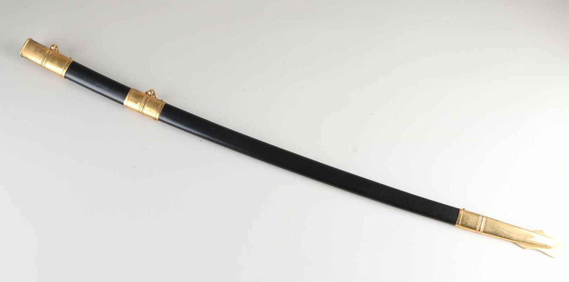 Vergoldete holländische Marine-Säbelscheide mit schwarzem Leder. Abmessungen: L 91 cm. In guter