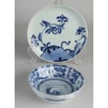 Zweimal japanisches Porzellan aus dem 19. Jahrhundert. Bestehend aus; Schüssel + Teller. Blumen-