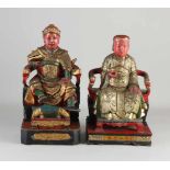 Zwei antike chinesische Tempelfiguren. Polychrom + vergoldet. Eine Figur mit Zeichen und Text. Er
