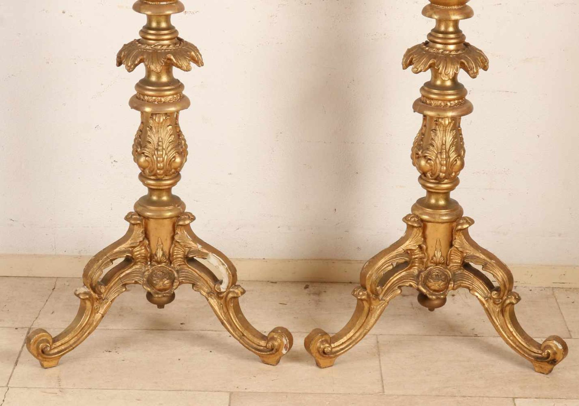 Zwei hohe vergoldete Holzsockel aus dem 19. Jahrhundert. Gold Blatt. Blumen- / Rosendekor. - Bild 2 aus 2