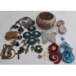 Viel Byoux-Schmuck, darunter ein Armband und Ohrclips mit Perlmuttmosaik, Halsketten und BroschenLot