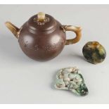 Drei chinesische Objekte. Bestehend aus; Yixing Teekanne mit Jade. Jade-Amulett, Ratte. Und eine