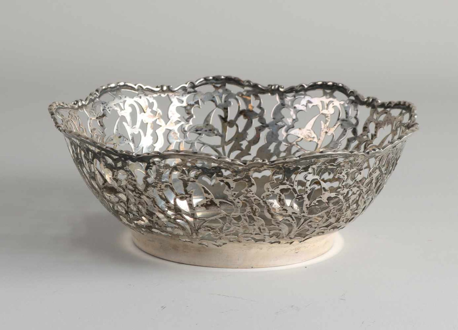 Silberschale, 800/000, rundes gesägtes Modell mit Biedermeier-Muster mit überbackener Kante. ø - Image 2 of 2
