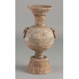 Chinesische Terrakotta-Vase mit Vogel- / Ringdekoration. Abmessungen: H 20,2 cm. In guter