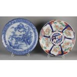 Zwei große antike japanische Porzellanschalen. Einmal blau-weiße Landschaft, Haaransatz + Chip.