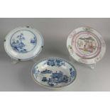 Drei chinesische Porzellanteller. Bestehend aus; Familienrosenplatte, fein dekoriert, Figuren in