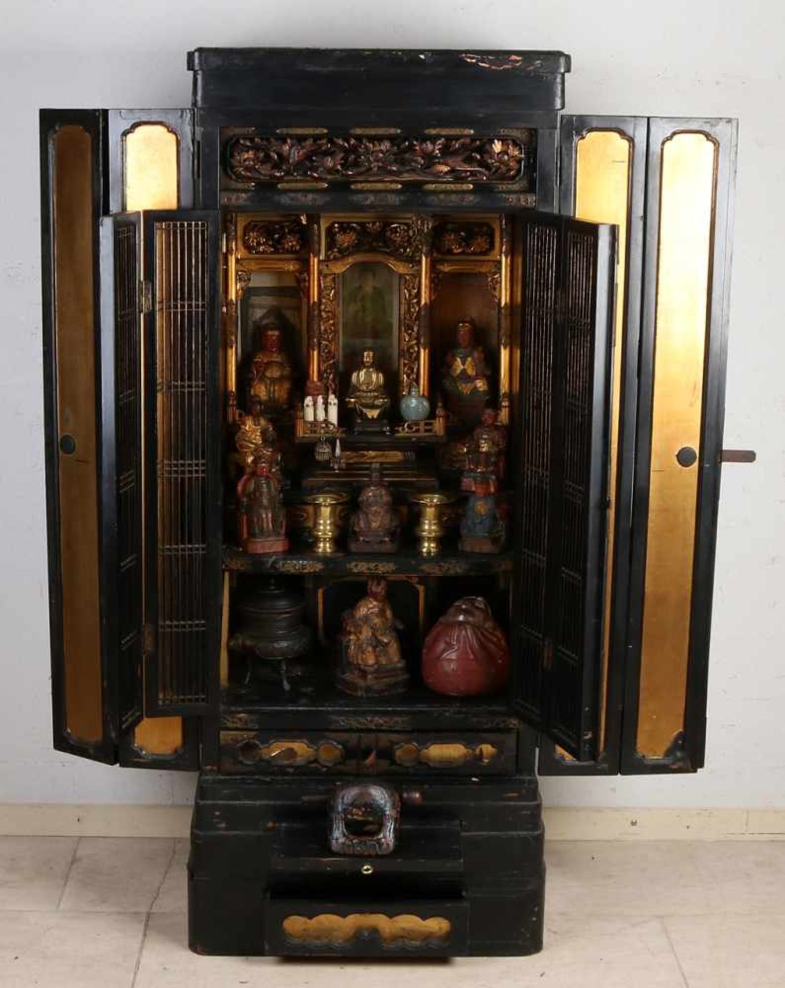Hausaltar aus chinesischem Lack aus dem 19. Jahrhundert mit Inhalt. Altar hat Doppeltüren, zwei