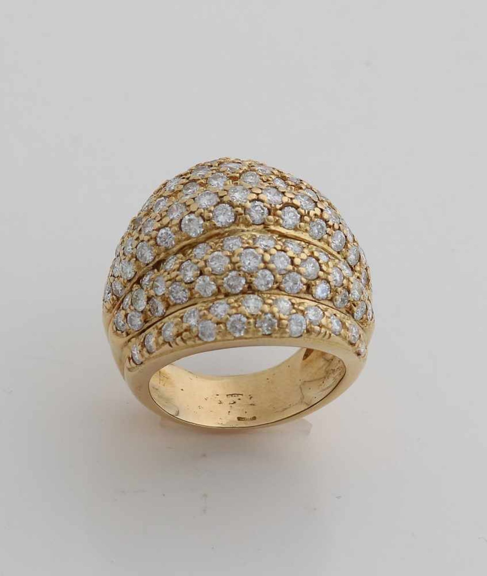 Großer Gelbgoldring, 750/000, mit vielen Diamanten. Breiter Ring mit 5 konvexen Pavé-Streifen, - Image 2 of 3