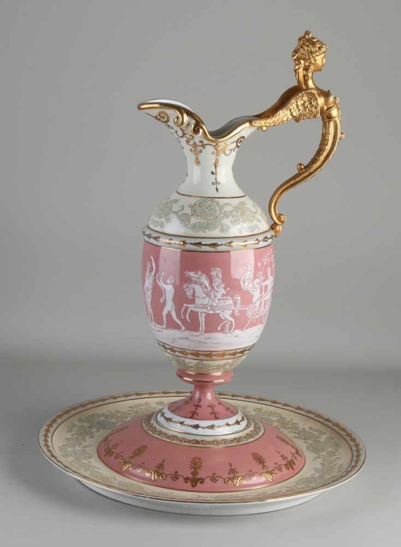 Antike englische Minton Porzellan Renaissance Stil Krug mit Untertasse. Um 1920. Mit Figuren /