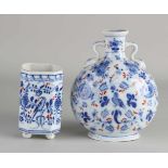 Zweimal chinesisches Porzellan mit Blumen- / Vogeldekoration. Um 1900. Bestehend aus; Vase auf