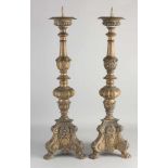 Zwei große Kerzenleuchter aus Bronze im Barockstil. Um 1900. Abmessungen: H 66 cm. In guter