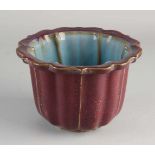 Chinesischer Porzellan-Lotusblumentopf. Mit dunkelroter und blaugrüner Glasur. Abmessungen: H 14