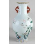 Fein dekorierte chinesische Porzellan Family Rose Vase mit Küsten- / Krandekor rundum. Untere Mark