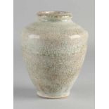 Chinesische Porzellan-Seladon-Vase mit graugrüner Knisternglasur. Abmessungen: H 15 cm. In guter