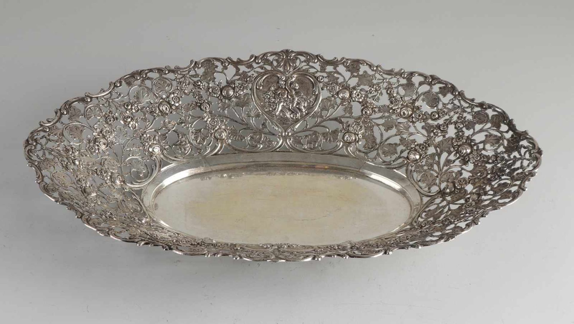Silberne Schale, 800/000, durchbrochenes ovales Modell, verziert mit Blumendekor und herzförmigen