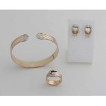 Set mit Goldschmuck, 585/000, mit Ring, Armband und Ohrringen mit Diamant in drei Goldfarben.