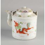 Große chinesische Porzellanteekanne aus dem 19. Jahrhundert mit Drachen- /