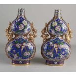 Zwei japanische Cloisonne-Knopfvasen mit Blumen- / Vogeldekor + Vergoldung. Zweite Hälfte des 20.