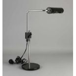 1970er Hala Zeist Schreibtischlampe. Schwarzes Metall mit Chrom. Höhenverstellbar. Maximal H 43