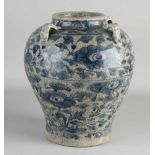 Chinesische Porzellan-Ming-Vase mit vier Griffen und Blumendekor. Knisternde Glasur. Abmessungen: